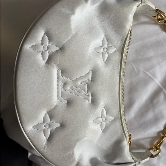 Louis Vuitton White Shoulder Bag with Gold Chain - Picture 2 of 11